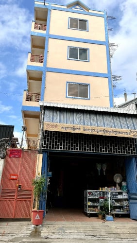 ផ្ទះលក់មានបន្ទប់ជួលស្រាប់ ផ្លូវធំ  អាចរកស៊ីបានច្រើនប្រភេទ នៅក្បែរសាលារៀនច្រើន