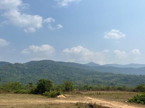 ដីរាបស្មើស្អាតក្បែរ ជើងភ្នំមានប្រភពទឹក( មានស្ទឹង)/តម្លៃចចារ