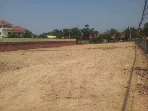 ដីកែងលក់នៅក្រុងសៀមរាបទំហំដី 30*60 ( ប្លងរឹង)