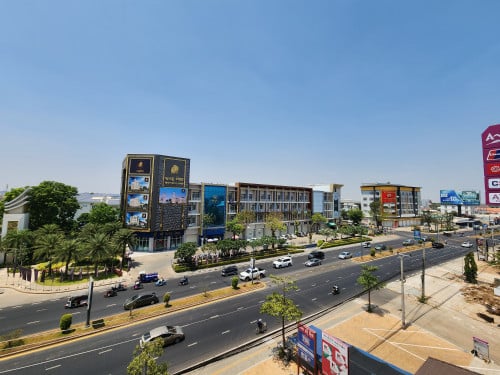 ផ្ទះអាជីវកម្មលក់បន្ទាន់ ស្ថិតនៅលើផ្លូវជាតិលេខ6Aទួលមុខ បុរី ឌឺមេគង្គរ៉ូយ៉ាល និង បុរីអូគីដេរវីឡា