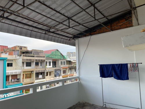 មានផ្ទះជាន់លើសម្រាប់ជួលនៅក្បែរផ្សារសេរីភាព បែមុខផ្លូវធំ