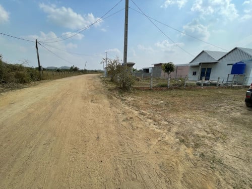 ដីលក់បន្ទាន់ 5*20=100m2 តម្លៃ7500$ ខាងជើងភ្នំប្រសិត