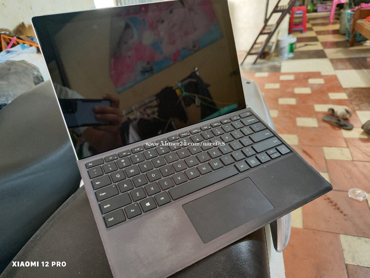 Microsoft Surface Pro 5/ Core i7 ជំនាន់ 7 / Ram: 8G / SSD