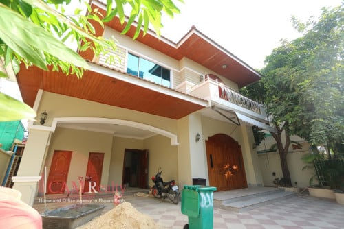 Borey Chamkarmon | 4 bedrooms villa in gated community for rent