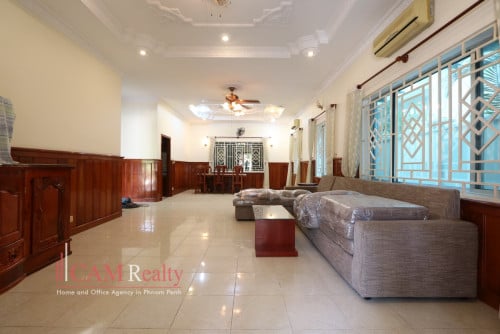 Borey Chamkarmon | 4 bedrooms villa in gated community for rent