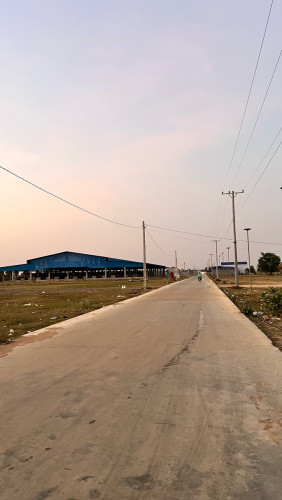 ដីលក់ចរចាបាន10x20ជាដីអាជីវិកម្មដែរអាចរកសុីបានច្រើនយ៉ាងដែរនៅក្បែររោងចក្រធំៗ