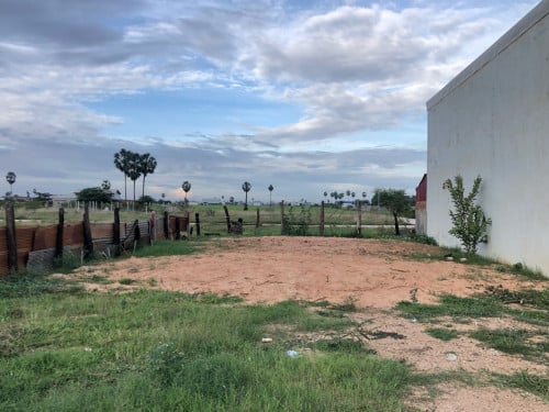 ដីលក់បន្ទាន់ជាប់ផ្លូវ30m (10m x20m)ជាប់ផ្លូវជាតិ143 ក្រោយផ្សារបែកចាន