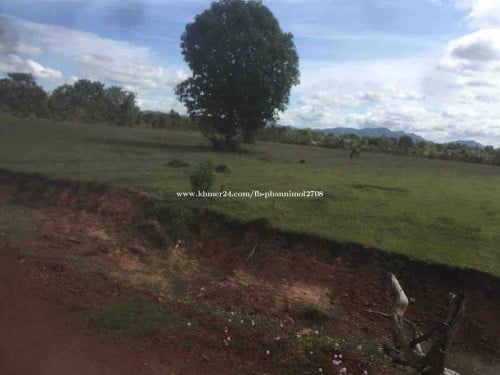 ដីលក់នៅភូមិក្រហូង​ ឃុំឈូក​ ស្រុកឈូក​ ខេត្ត​កំពត​ ចុះពីផ្លូវជាតិ4km​