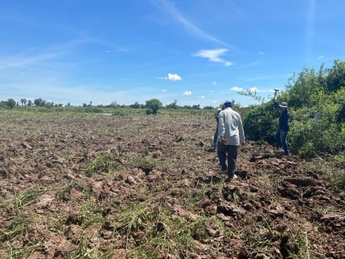 ដីកែង​ ទល់មុខគ្នា​ 2h​ ចម្ងាយ៥៥គីឡូពីភ្នំពេញ​ ផ្លូវជាតិ៦អា