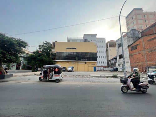 Corner Land & Coffee Shop 4Rent Near Independent Monument,1,100sqm,7,000$/m, Good 4 All Business