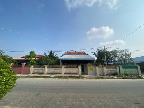 ដី និងផ្ទះឈើ (ក្រុងដូនកែវ)