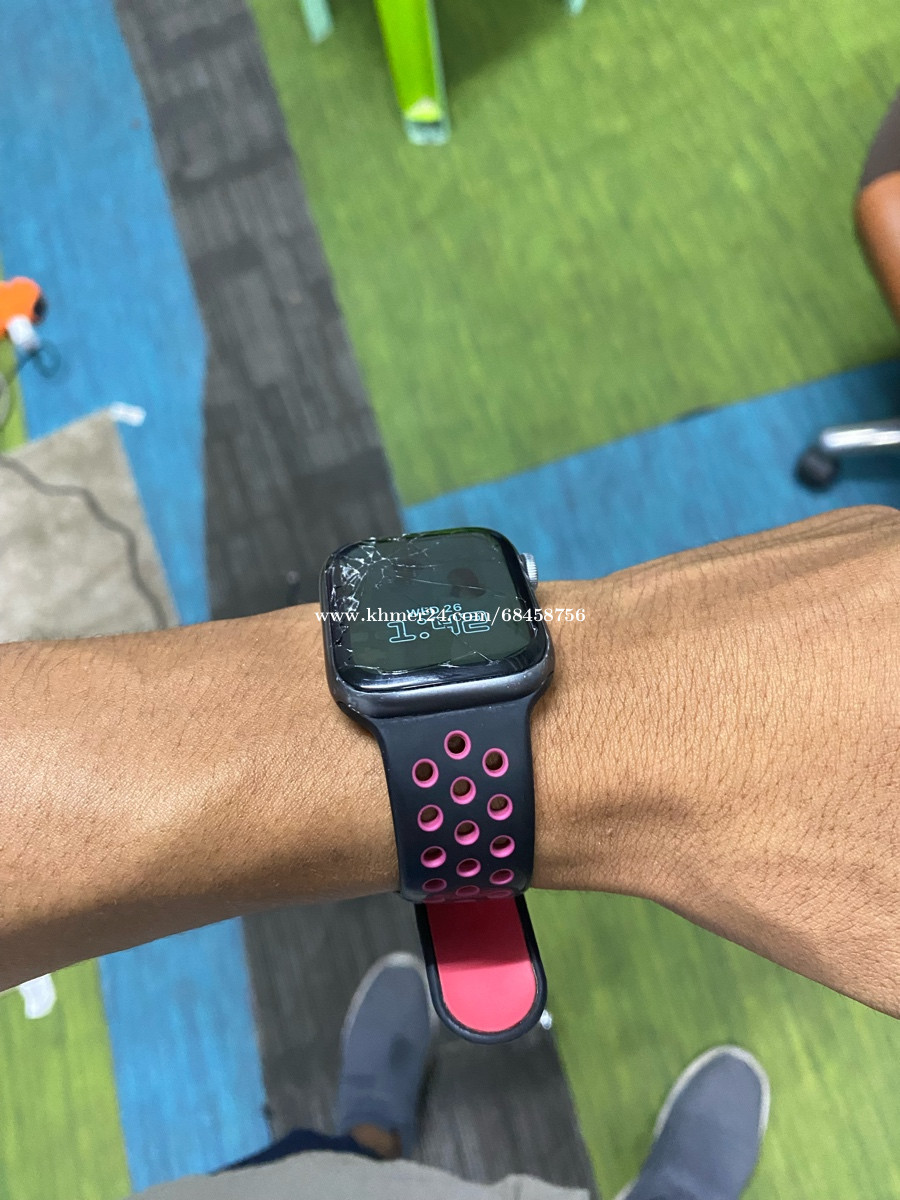 លក់ apple watch series 5 បែក កញ្ចក់ នៅដេីរធម្មតា Price 120 in Boeng