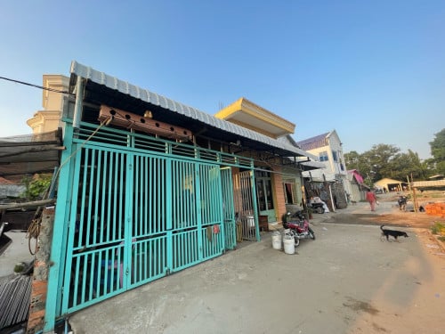 ផ្ទះសម្រាប់លក់នឹងដី