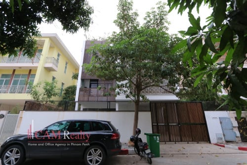 វីឡាប្រណិត៥បន្ទប់គេង ជាមួយ​អាងហែលទឹកឯកជន សម្រាប់លក់ក្នុងបុរីវីរជន កោះពេជ្រ