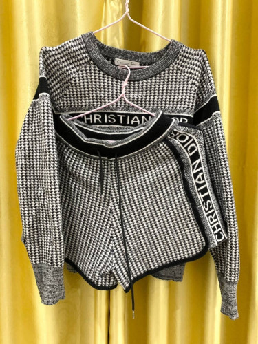 ឈុតខោខ្លីអាវដៃវែងDR