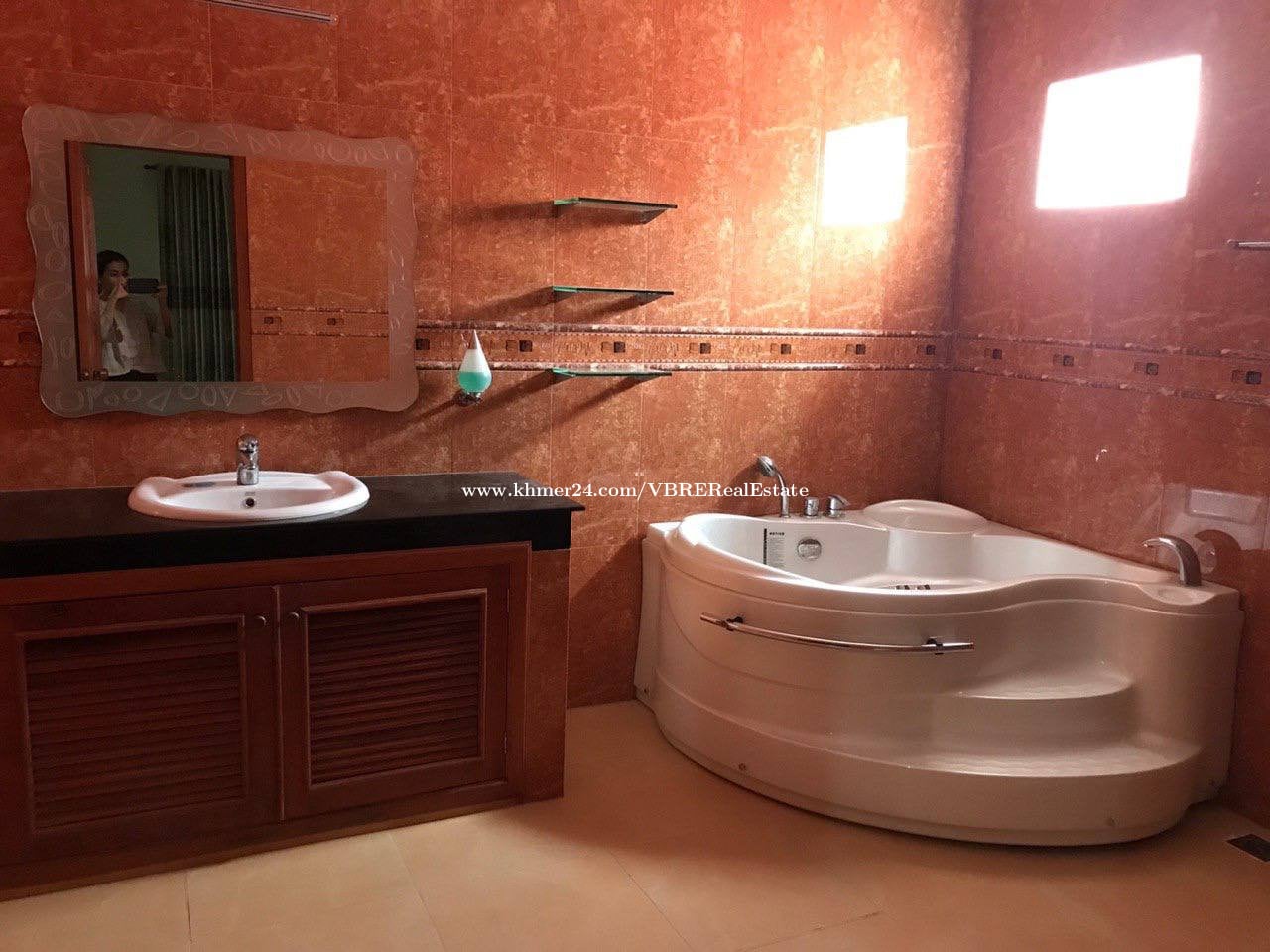 Villa for Rent in Boeng Kak1,ផ្ទះវីឡាសម្រាប់ជួល ទីតាំងនៅសង្កាត់បឹងកក់ទី1,Property Code: VBRE01295