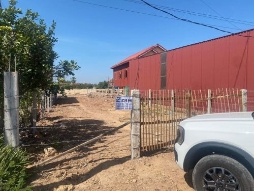 ទីតាំងនៅលើផ្លូវជាតិលេខ5 ទល់មុខផ្សារពាមសត្តានឹងនៅពីមុខរោងចក្រ