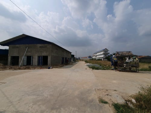 ដីកែង(ផ្លូវប៊េតុង 8m) 7.5 × 20m ម្ចាស់ត្រូវការលុយបន្ទាន់