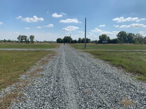 ដីលក់ ក្បែរផ្លូវជាតិ៥១ ខេត្តកណ្ដាល