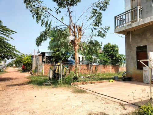 ផ្ទះលក់​នៅចំងាយ 1300​​ម៉ែត្រពីផ្សារស្វាយធំ និង 400 ម៉ែត្រពី​បុរី Relax Angkor