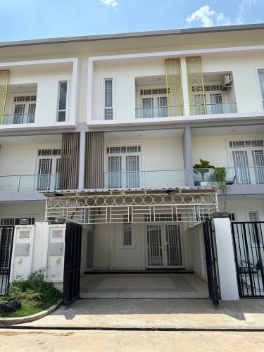 វីឡាកូនកាត់ បុរី ដឹ ផ្លរ៉ា (តម្លៃអាចចរចារបាន)