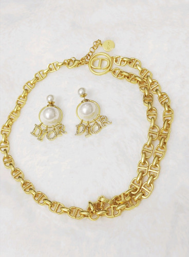 Pin by binnn❤️ on V❤️  Fashion, Pearl earrings, Earrings