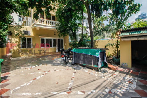 🏡Modern 4 Bedrooms villa available for rent in Tonle Bassac Area