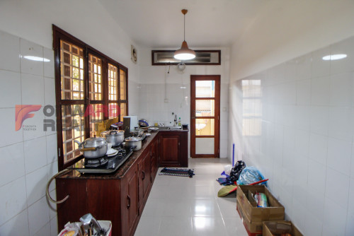 🏡Modern 4 Bedrooms villa available for rent in Tonle Bassac Area