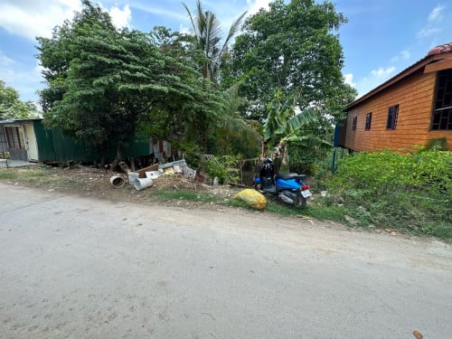 ដីជាប់មាត់ទឹកលក់បន្ទាន់