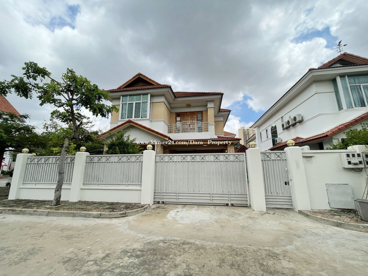វីឡាទោលកែងសម្រាប់ជួលក្នុងបុរីឧទ្យាទន្លេបាសាក់ / Corner Villa for rent
