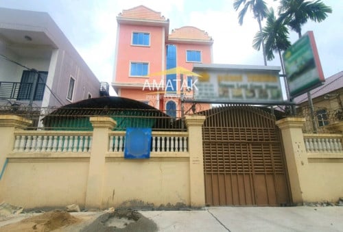 អគារផ្ទះសំណាក់លក់នៅមុខព្រលានយន្តហោះពោធិ៍ចិនតុង