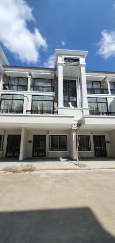 ផ្ទះវិឡាកូនកាត់់ប៉េងហួត50mសំរាប់ជួល 彭豪特 50 米房屋出租 PengHout50mLink Villa