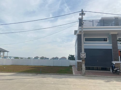 ផ្ទះជួលឬលក់ជាប់ផ្លូវកែងទល់មុខផ្សារ