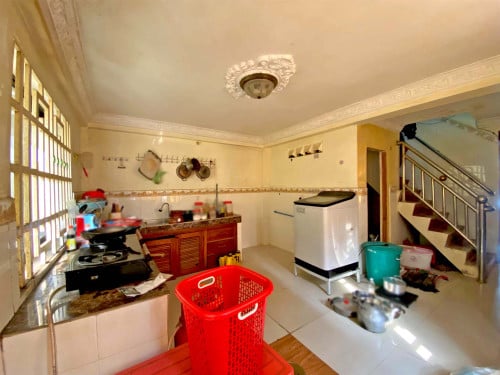 🏘 ផ្ទះល្វែង (កែង) នៅជិតផ្សារក្រមួន (ចាក់អង្រែក្រោម)  ត្រូវការលក់បន្ទាន់ខ្លាំង