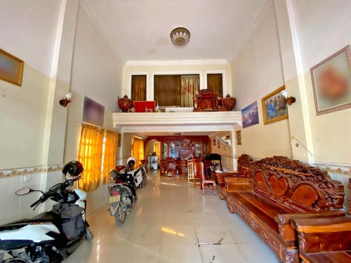 🏘 ផ្ទះល្វែង (កែង) នៅជិតផ្សារក្រមួន (ចាក់អង្រែក្រោម)  ត្រូវការលក់បន្ទាន់ខ្លាំង