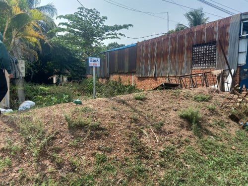 លក់ដីំមួយកន្លែងជិតផ្សារកំពុងត្រឡាច