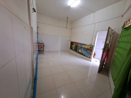 បន្ទប់ជួលធំ ជាន់ទី៣ ទីប្រជុំជន ជិតសាលារៀន មន្ទីរពេទ្យ មានសុវត្ថិភាព មិនមានគ្រឿងញៀន បងតូចបងធំ
