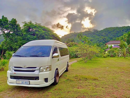 Toyota Hiace Super VIP For rent