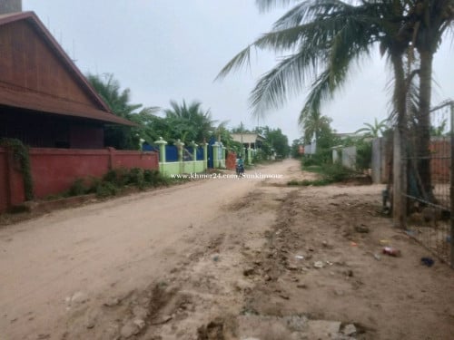 ដីលក់បន្ទាន់ រួមជាមួយផ្ទះវីឡាប្រភេទបុរាណ ទំហំ21735មែត្រការ៉េ 1មែត្រការ៉េ=150$