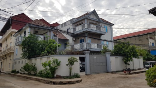 វីឡាធំទំនើបលក់បន្ទាន់ (Modern House for Sell)