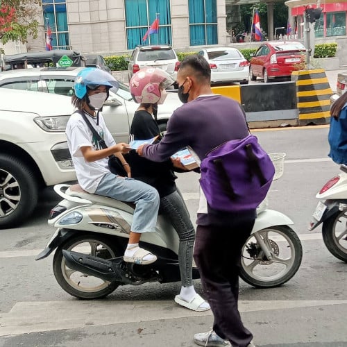 មានទទួលចែកខិតប័ណ្ណតាមផ្ទះនិងស្តូប