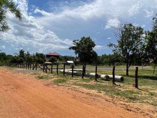 ដីលក់ខាងលិចផ្សាឧត្តុង្គ ក្បាល80ម៉ែតក្នុងភូមិ