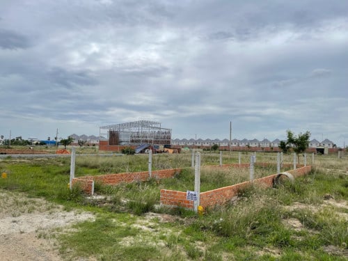 ដីលក់ 5m x 20m  (ទល់មុខច្រកចូលផ្សារព្រែកជ្រៃ)