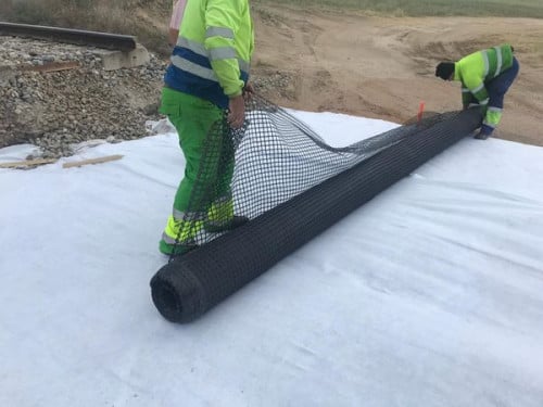 ស្បៃទប់ដី​បាក់​ ក្រាលផ្លូវ គ្របបេតុង