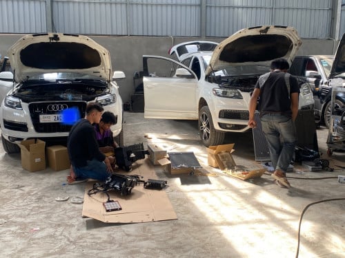 Audi Q7 ជួសជុលម៉ាសុីនត្រជាក់ គ្រឿងក្រោម