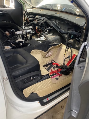Audi Q7 ជួសជុលម៉ាសុីនត្រជាក់ គ្រឿងក្រោម