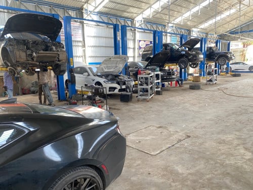 Audi Q7 ជួសជុលម៉ាសុីនត្រជាក់ គ្រឿងក្រោម