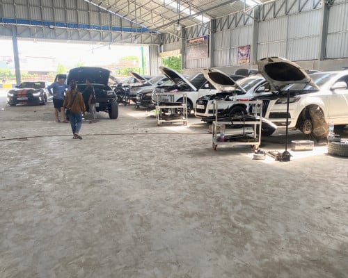 Audi Q7 ជួសជុលម៉ាសុីនត្រជាក់ គ្រឿងក្រោម