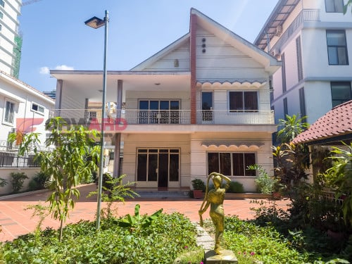 🏡Spacious 6 Bedrooms villa available for rent in BKK1 Area