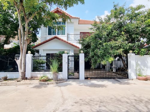 វីឡាលក់បន្ទាន់ ទីតាំងស្ថិតនៅបុរី ឧស្យានបាសាក់ ជិតផ្សារទំនើប EAON MALL ទី1